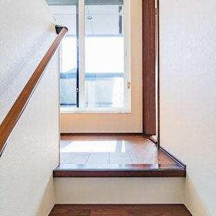Diseño de escalera papel pintado, moderna, pequeña, con escalones de madera, barandilla de madera y papel pintado