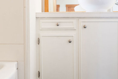 Example of an arts and crafts bathroom design in Seattle
