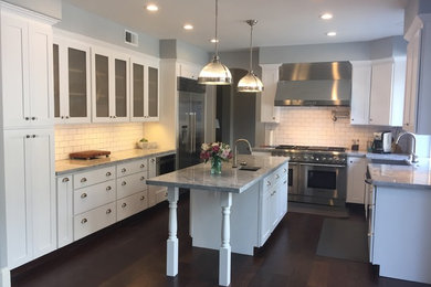 Kitchen - contemporary kitchen idea in Sacramento