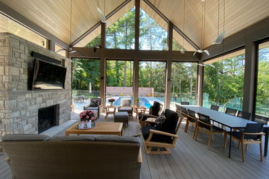 Inspiration for a contemporary porch remodel in Toronto