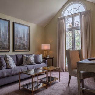 シカゴのモダンスタイルのおしゃれなホームオフィス・仕事部屋 (黄色い壁、カーペット敷き、自立型机) の写真