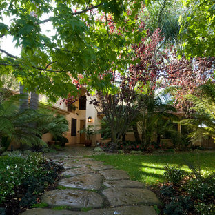 Inspiration för en eklektisk ingång och ytterdörr, med beige väggar, betonggolv, en enkeldörr och mellanmörk trädörr