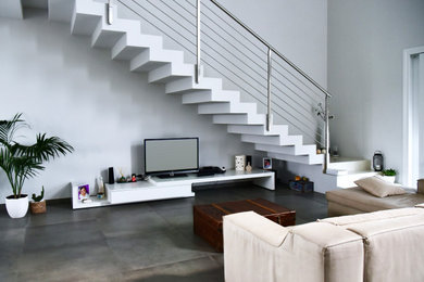 Immagine di un soggiorno design aperto con pareti bianche, pavimento grigio, con abbinamento di mobili antichi e moderni e pavimento in gres porcellanato