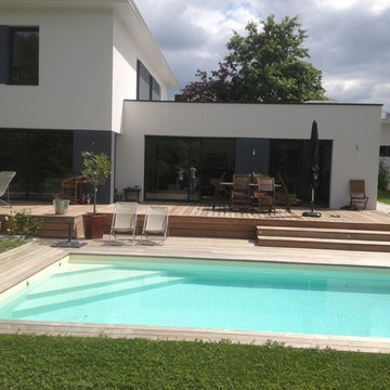 Amégager une pente devant une maison avec un terrasse en bois ipé