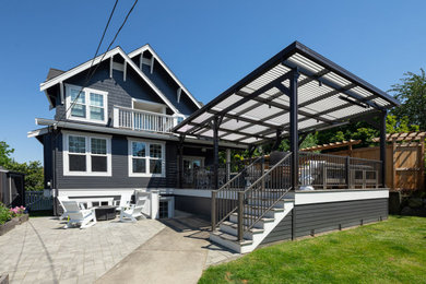 Example of a mid-sized transitional deck design in Seattle