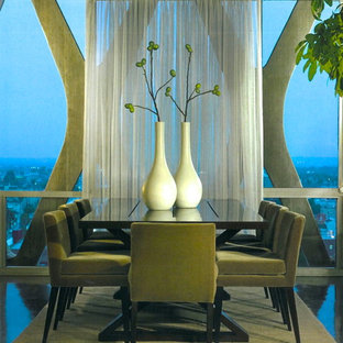 Mittelgroßes Klassisches Esszimmer ohne Kamin mit grüner Wandfarbe und Betonboden in Los Angeles