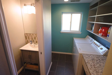 マイアミにあるお手頃価格の小さなコンテンポラリースタイルのおしゃれな家事室 (スロップシンク、グレーのキャビネット、御影石カウンター、青い壁、磁器タイルの床、左右配置の洗濯機・乾燥機) の写真