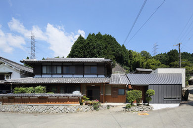 Foto de fachada de casa gris con tejado de un solo tendido y tejado de metal