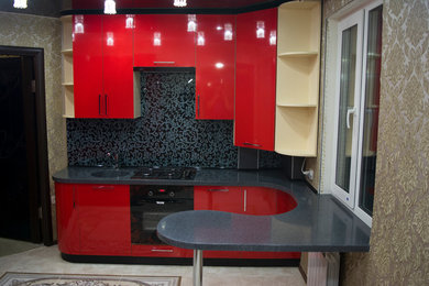 Свежая идея для дизайна: большая параллельная кухня с обеденным столом, монолитной мойкой, плоскими фасадами, красными фасадами, столешницей из акрилового камня, черным фартуком, фартуком из стекла и черной техникой - отличное фото интерьера