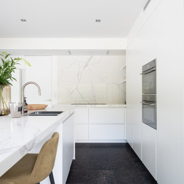 Modern total white kitchen with Calacatta Extra