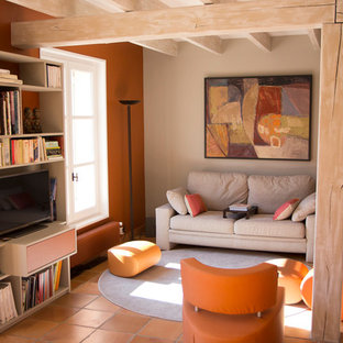 Inspiration för stora moderna loftrum, med vita väggar, klinkergolv i terrakotta, en bred öppen spis, en spiselkrans i gips, orange golv och ett bibliotek