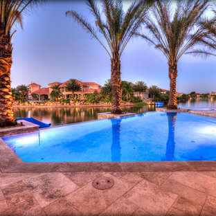 Imagen de piscinas y jacuzzis alargados, mediterráneos, grandes, a medida, en patio trasero, con suelo de baldosas