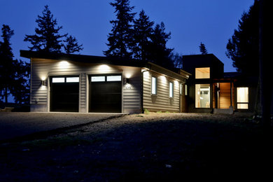 Photo of a modern home design in Seattle.