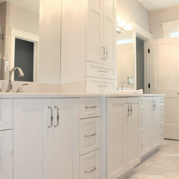 Showplace EVO Master Bath & Vanity in Edgewater White Dove