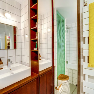 Idee per una piccola stanza da bagno padronale moderna con piastrelle bianche, piastrelle in ceramica, pareti bianche, pavimento in legno verniciato, top in legno, ante lisce, ante in legno bruno, vasca sottopiano e lavabo da incasso