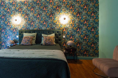 Cette image montre une chambre parentale minimaliste de taille moyenne avec un mur vert, parquet foncé, un sol marron et du papier peint.