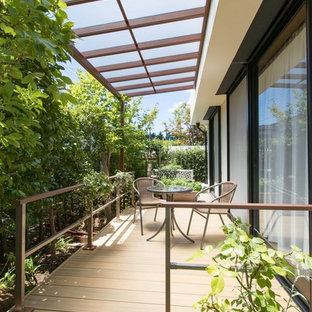 他の地域のモダンスタイルのおしゃれな横庭のデッキ (オーニング・日よけ) の写真