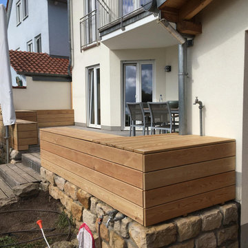 Holztreppe und Bank für die Terrasse