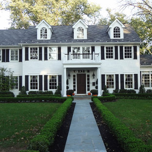 ニューヨークのトラディショナルスタイルのおしゃれな家の外観 (木材サイディング、切妻屋根) の写真