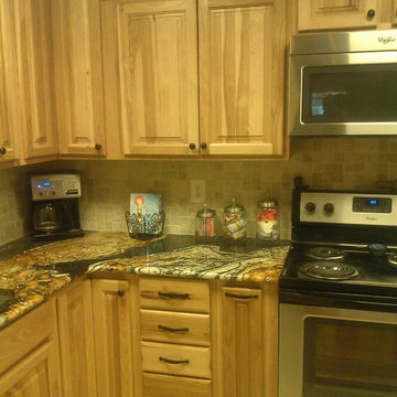 Burns kitchen - Hickory Natural - Orinoco Granite