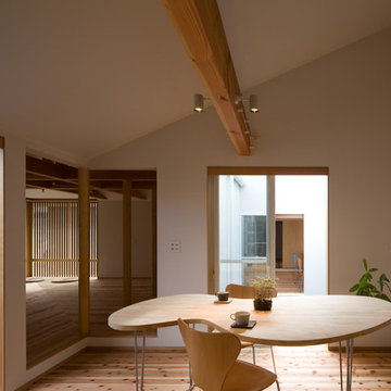 複数の中庭に囲まれた平屋の家