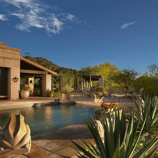 フェニックスの長方形サンタフェスタイルのおしゃれなプール (天然石敷き) の写真