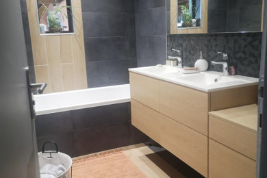 Idée de décoration pour une salle de bain principale minimaliste de taille moyenne avec meuble-lavabo suspendu.