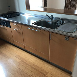 Mid-sized scandinavian kitchen pantry appliance - Inspiration for a mid-sized scandinavian single-wall kitchen pantry remodel in Tokyo Suburbs with a single-bowl sink, open cabinets, gray cabinets, solid surface countertops, white backsplash, glass sheet backsplash and brown countertops