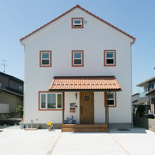 他の地域のカントリー風おしゃれな白い家 (切妻屋根) の写真