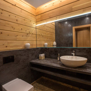Foto di un bagno di servizio stile rurale di medie dimensioni con ante lisce, ante marroni, WC sospeso, piastrelle marroni, piastrelle in gres porcellanato, pareti multicolore, lavabo a bacinella, top alla veneziana, pavimento multicolore, top viola, mobile bagno sospeso, soffitto in legno, pareti in legno e pavimento in gres porcellanato