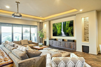 Modelo de salón abierto clásico renovado grande sin chimenea con paredes beige, suelo de madera en tonos medios, televisor colgado en la pared y suelo marrón