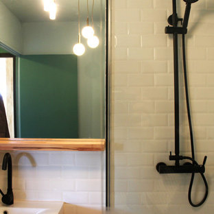 Idee per una piccola stanza da bagno con doccia minimalista con WC sospeso, piastrelle bianche, piastrelle diamantate, pareti blu, pavimento con piastrelle in ceramica, lavabo da incasso, top in legno, pavimento multicolore e top arancione