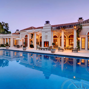 サンフランシスコの巨大な長方形地中海スタイルのおしゃれなプールの写真