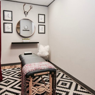 サクラメントの大きいコンテンポラリースタイルのおしゃれな多目的ジム (グレーの壁、ラミネートの床、茶色い床) の写真