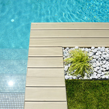 Un jardín en torno a la piscina