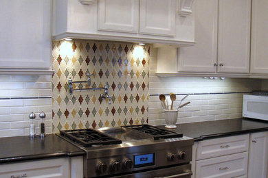 Kitchen - traditional kitchen idea in Chicago