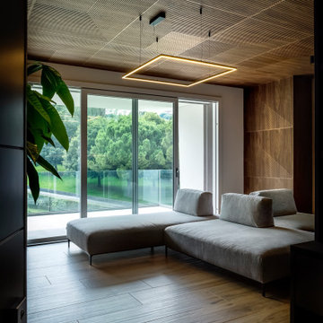 Divano centro stanza e rivestimento soffitto in legno