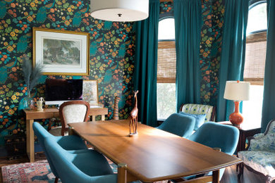 Foto de despacho clásico renovado con paredes azules y papel pintado
