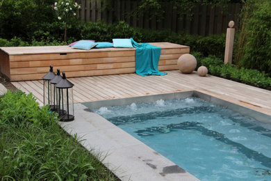 Kleiner Moderner Pool neben dem Haus in rechteckiger Form in Hamburg