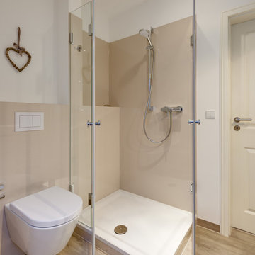 Bad in einer Dachschräge mit Eckbadewanne und Dusche