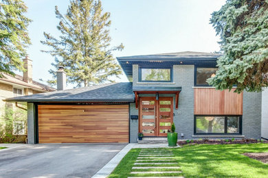 Example of a 1950s home design design in Toronto