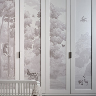 Foto de habitación de bebé niña papel pintado, actual, de tamaño medio, con paredes rosas, suelo de madera en tonos medios y papel pintado