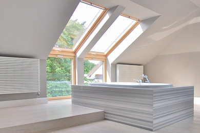 Großes Modernes Badezimmer En Suite mit freistehender Badewanne, Duschnische, Wandtoilette, grauen Fliesen, Keramikfliesen, beiger Wandfarbe, hellem Holzboden, Aufsatzwaschbecken, Marmor-Waschbecken/Waschtisch, grauem Boden, offener Dusche und blauer Waschtischplatte in Hamburg