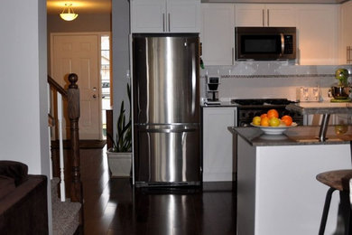 Example of a classic kitchen design in Toronto