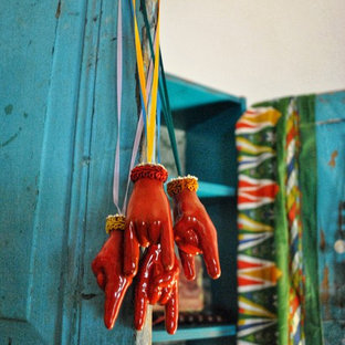Diseño de biblioteca en casa tipo loft, mediterránea, grande, con paredes azules