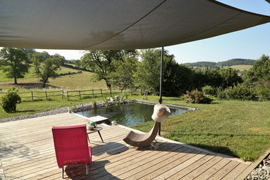 Design ideas for a mid-sized country pool in Clermont-Ferrand.