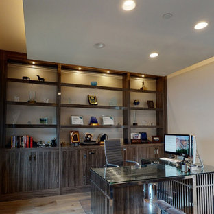 Großes Modernes Arbeitszimmer mit beiger Wandfarbe, braunem Holzboden, freistehendem Schreibtisch, braunem Boden und eingelassener Decke in Orange County