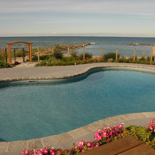 Großer Moderner Schwimmteich hinter dem Haus in Nierenform mit Betonplatten in Toronto