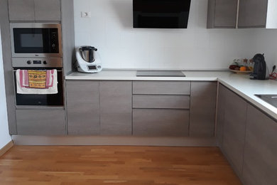 Imagen de cocinas en L rústica grande cerrada con fregadero sobremueble, encimera de cuarzo compacto, electrodomésticos de acero inoxidable y encimeras blancas