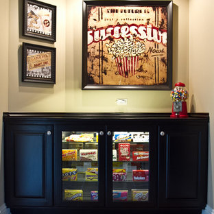 Cette image montre une salle de cinéma traditionnelle de taille moyenne et fermée avec un mur beige, moquette et un écran de projection.